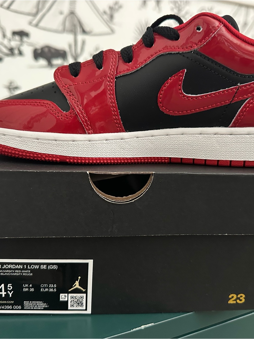 Nike Kids Low-Top Sneaker in Red and Black